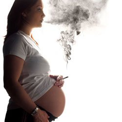 Курение во время беременности разрушает сосуды ребенка