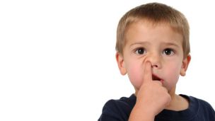 Почему дети любят есть свои козявки?