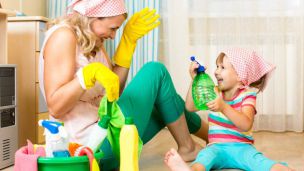 Помощь «по возрасту»: что ребенок может сделать по дому?