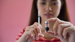 Прививку от дифтерии нужно делать сейчас. Через месяц будет поздно