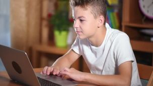 Как защитить ребенка от «групп смерти»