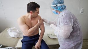 Зеленский и Ляшко вакцинировались от коронавируса