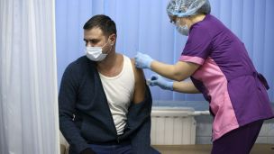 Переболели ковидом? Почему вам все равно нужна прививка?