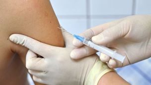 Названа причина смерти мужчины после прививки Pfizer