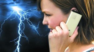 Доктор Комаровский объяснил, можно ли пользоваться телефоном во время грозы