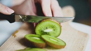 Не чистіть ці фрукти й овочі: у їхній шкірці – найцінніше!