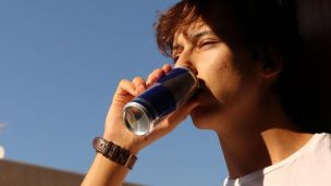 В Україні можуть заборонити продаж енергетиків неповнолітнім