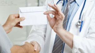 Лікарні будуть штрафувати за вимагання грошей у пацієнтів