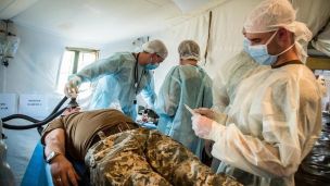 В Україні піднімуть зарплати медикам у прифронтових районах