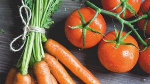 Почему курильщикам нельзя есть много моркови и помидоров