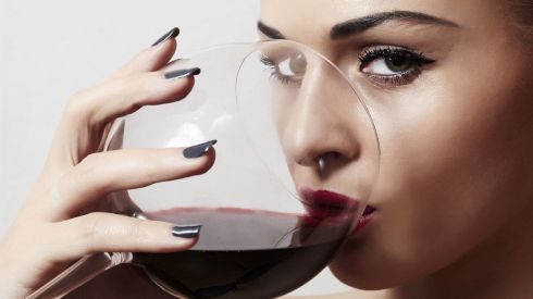 Тяга к алкоголю у женщин связана с менструальным циклом