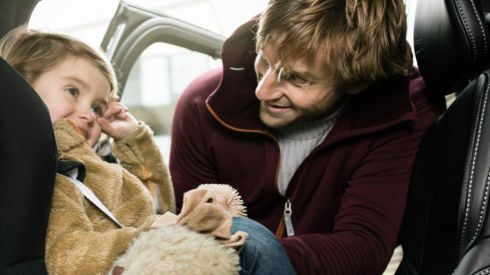 Как перевозить ребенка зимой в автокресле? Отвечает доктор Комаровский