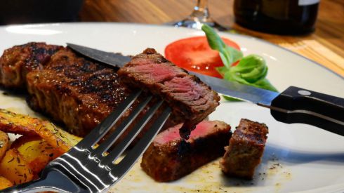 Женщины должны перестать есть мясо, макароны и чипсы