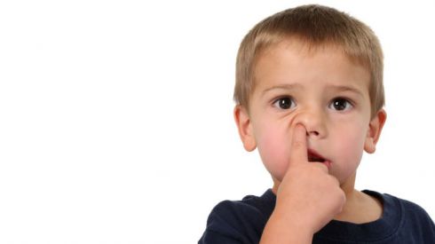 Почему дети любят есть свои козявки?