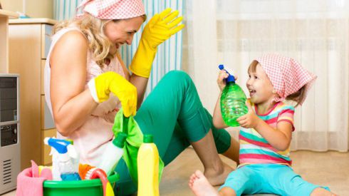 Помощь «по возрасту»: что ребенок может сделать по дому?