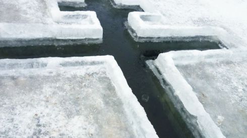 Врачи рассказали, кому нельзя окунаться в прорубь на Крещение