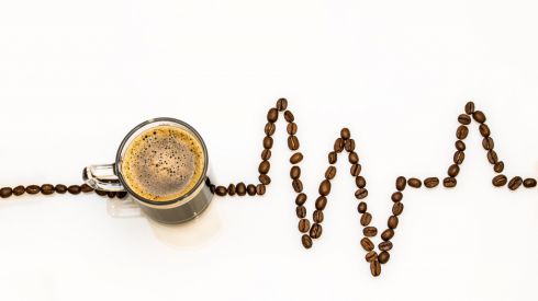 Как долго кофеин действует на организм и каковы побочные эффекты?