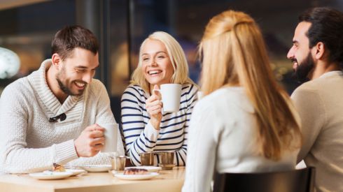 «Прочитать» собеседника по позе: в какие мифы о языке тела мы верим