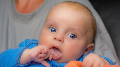 Должна ли икота новорожденного вызывать беспокойство и как ее остановить