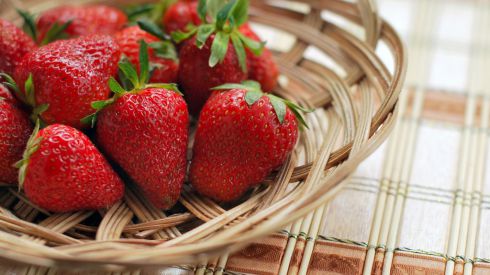 Сезон клубники: чем полезна ягода и что может вылечить