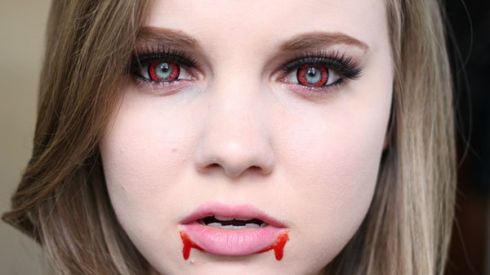 Девочка ослепла из-за цветных контактных линз