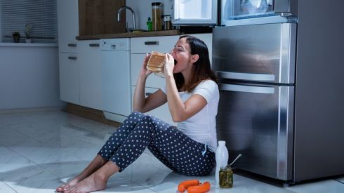 Ночные походы к холодильнику: в чем опасность?