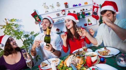 7 советов, как избежать проблем с желудком после застолья