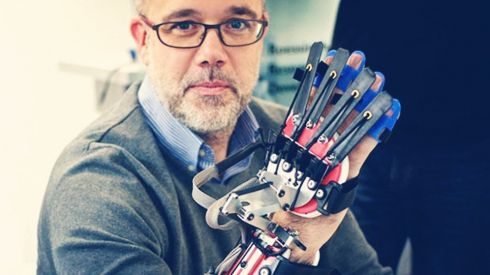 Создана перчатка для реабилитации людей, перенесших инсульт