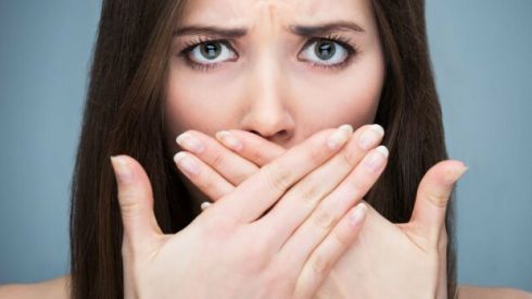 Горчит во рту и белый налет на языке: что делать