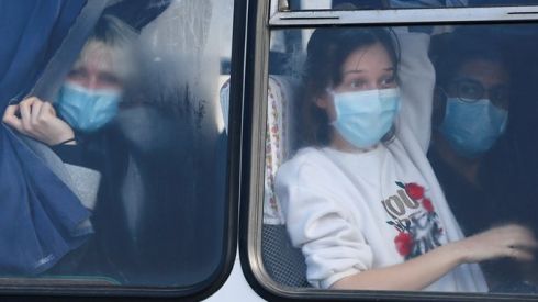 Эвакуированных из Китая украинцев все-таки доставили в медцентр: хроника событий