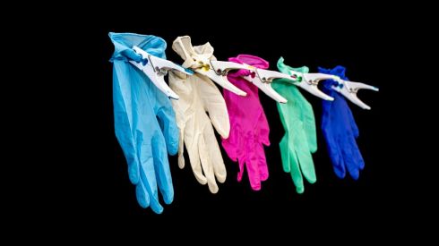 Коронавирус: одноразовые перчатки не защищают, а… заражают
