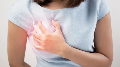 Болі в молочних залозах: симптоми й причини виникнення