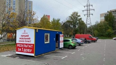 В Киеве в вагончике незаконно делали тесты на ковид
