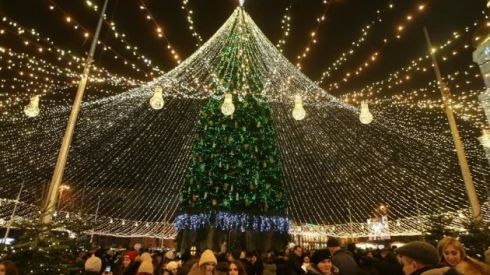 Рестораны до утра, новогодние елки и ярмарки: почему Минздрав все это разрешил?