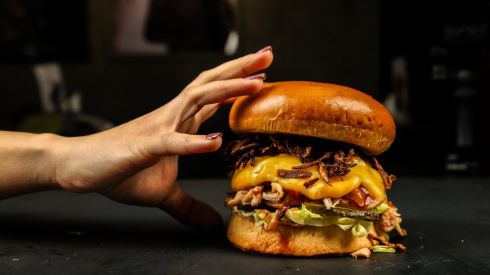 Почему мы переедаем: 12 причин