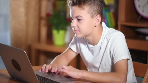 Как защитить ребенка от «групп смерти»