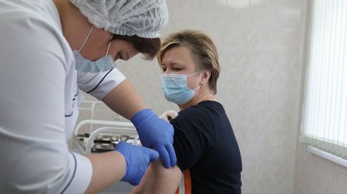 Учителей будут вакцинировать Pfizer: как записаться?