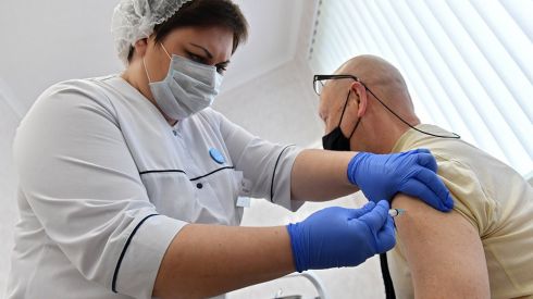 Врач: Переболевшие ковидом могут привиться через год