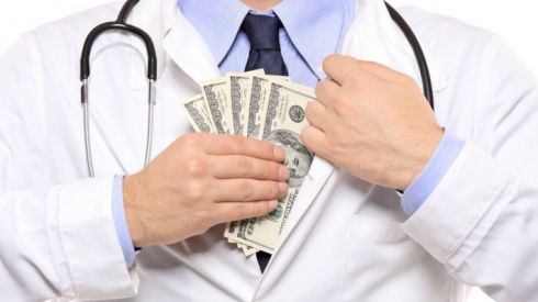 Когда украинским врачам будут платить по 20 000 гривен?