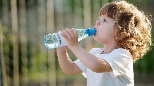 Літр води з пластикової пляшки містить 240 тис. частинок пластику