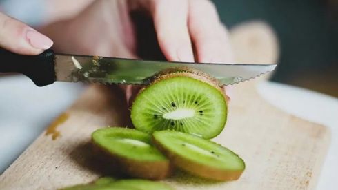 Не чистіть ці фрукти й овочі: у їхній шкірці – найцінніше!