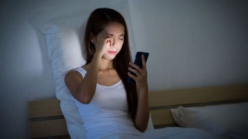 Що таке мелатонін, коли він виробляється та як діє