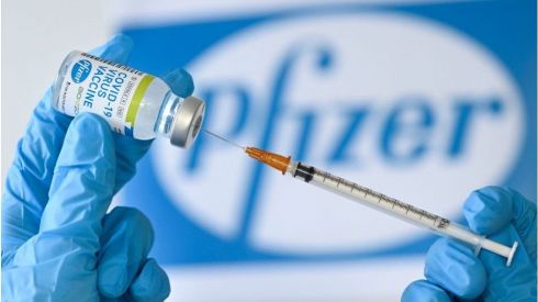 Компанію Pfizer звинувачують у приховуванні шкоди від її вакцини