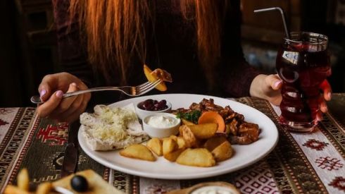 Если поздно ужинать, риск инсульта возрастает на 28%