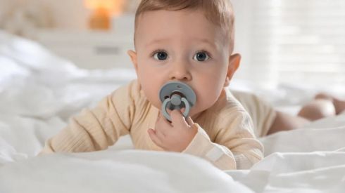 В детских пустышках известных брендов обнаружили опасное вещество