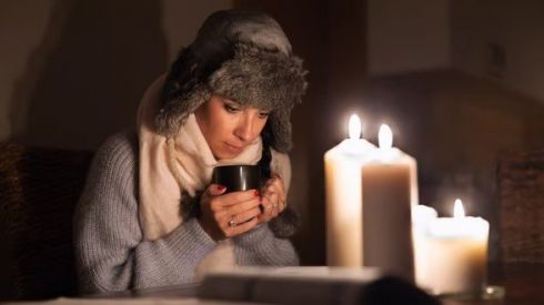 Як зігрітися, коли в квартирі холодно: реальні поради для зими без світла