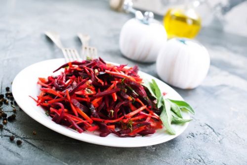 Салат из сырых овощей чистит кишечник