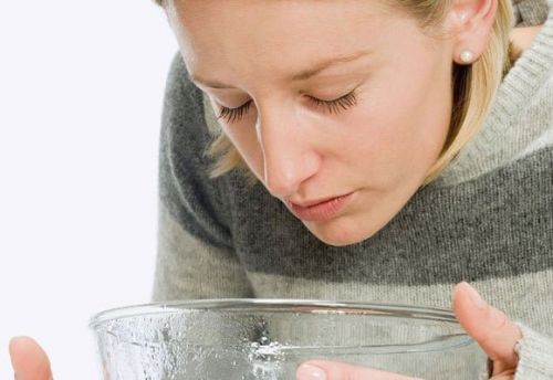 Паровые ингаляции с травами или эфирными маслами уменьшают проявления ринита