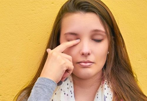 Не трогайте лицо - так вы можете занести вирусы на слизистые