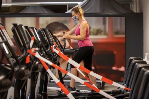 Тренажеры в спортзалах должны стоять далеко друг от друга